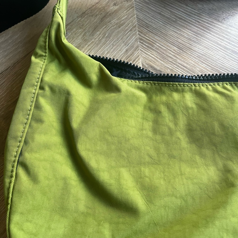 Baggu crescent bag - avocado 🥑 - Picture 2 of 3